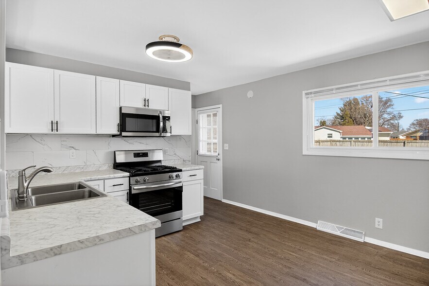 Building Photo - 7407 Saturn St