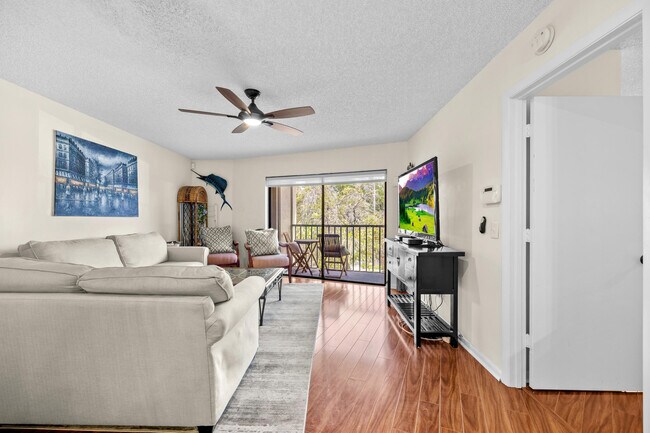 Building Photo - 2083 NE Collins Cir