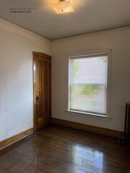 3rd Bedroom w/ Closet {1338 West Winona Street, Unit: 3} - 1338 W Winona St