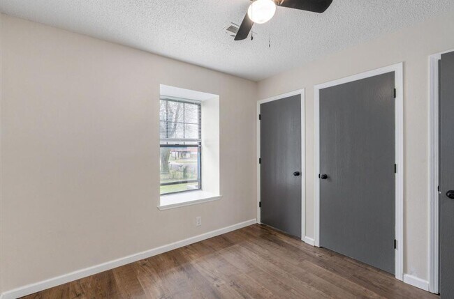 Building Photo - 1223 S Park Ave
