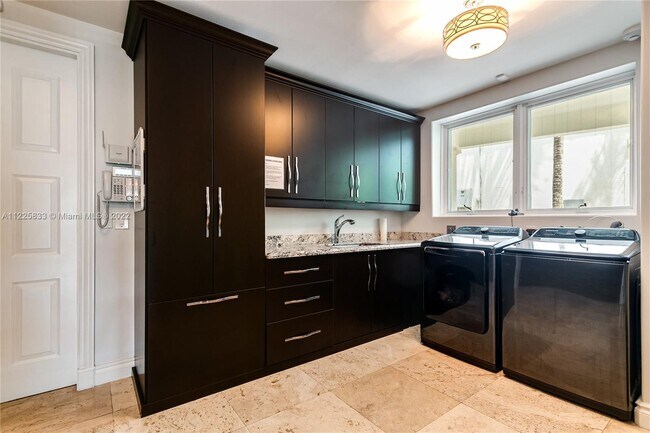 Building Photo - 709 Idlewyld Dr