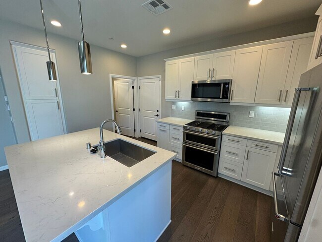 Building Photo - Charming 3-bedroom 2.5 bath nestled inside...