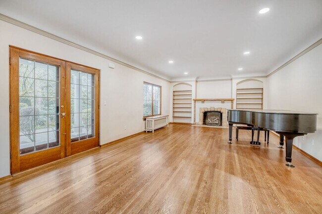 Building Photo - Capitol Hill Home