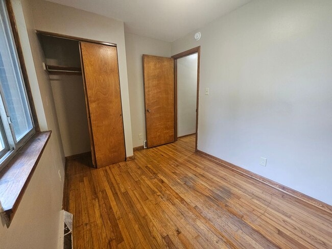 Building Photo - 2 Bedroom 1 Bath Duplex Kent.