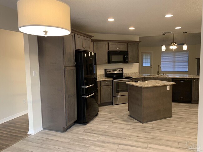 Building Photo - 4003 Lochmoor Dr