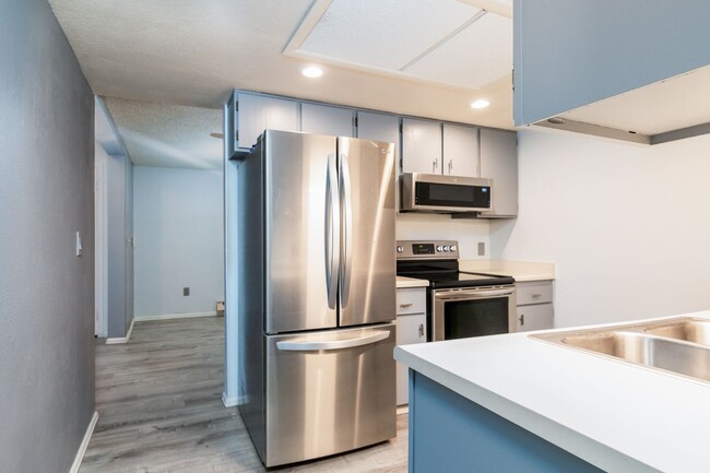 Building Photo - Modern 1-Bedroom Condo in Cottonwood Villa...