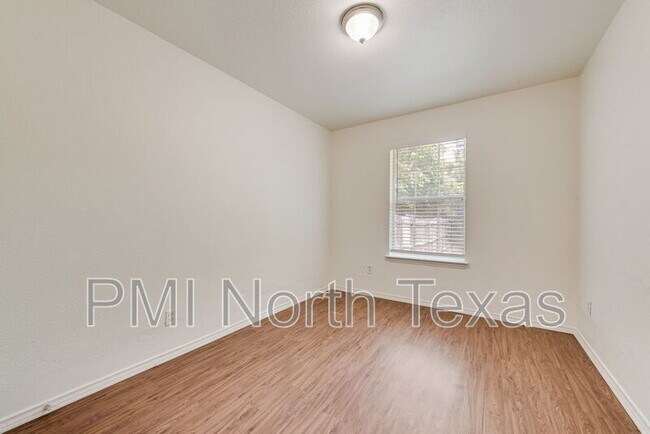 Building Photo - 3008 Prairie Ave