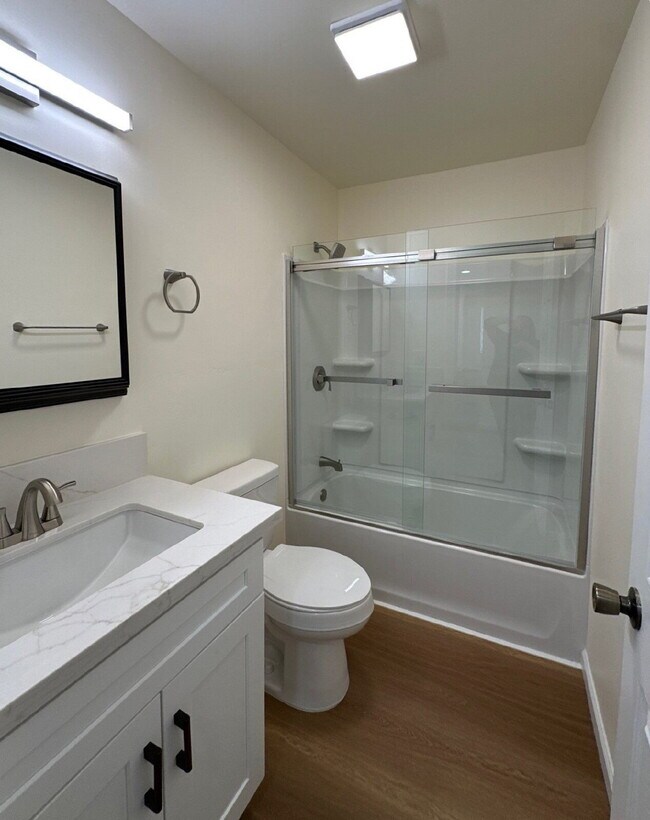 Building Photo - Single level 3BR, 2 BA, 2 car garage