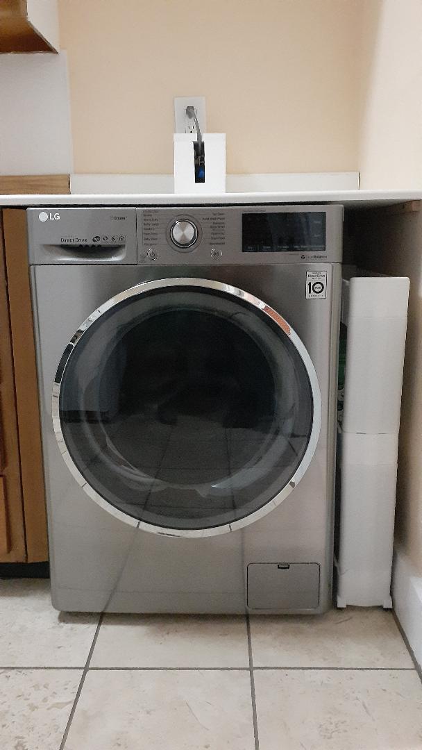 LG Washer/Dryer Combo - 560 Winthrop Ave