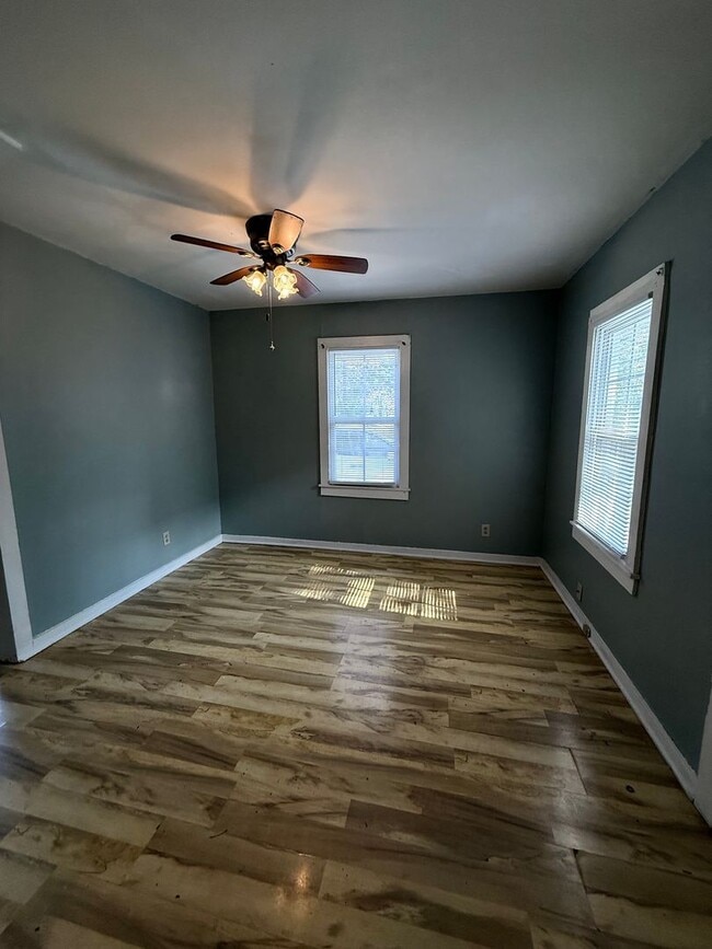 Building Photo - HOME FOR THE HOLIDAYS & 1/2 OFF MOVE IN RENT!