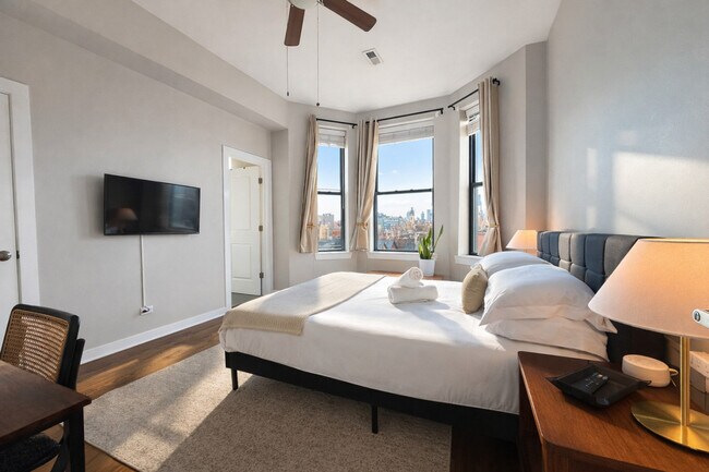 Building Photo - 736 N Throop St