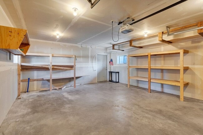 Building Photo - Modern One-Bedroom Above-Garage Apartment in Central Missoula