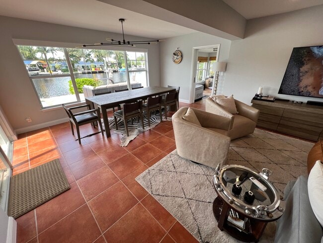 Building Photo - 1653 Poinsettia Dr