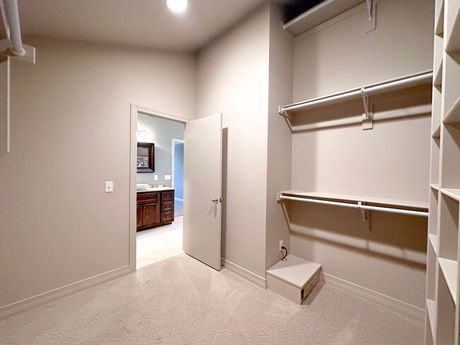Building Photo - 3 Bedroom House: Walking Distance to Campu...