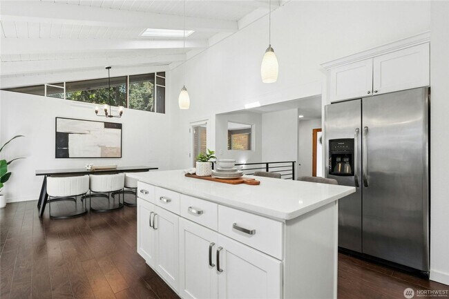 Building Photo - Spacious Richmond Highlands Retreat with Modern Updates & Flexible Living