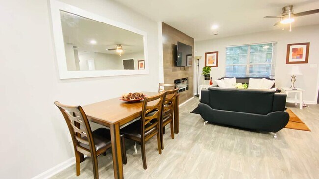 Building Photo - 5569 Pine Gate Dr