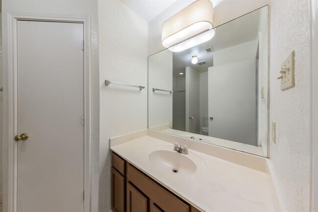 Building Photo - 2703 Cypress Ln