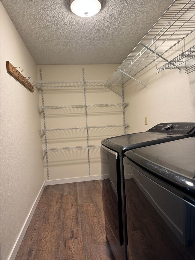Building Photo - 1440 NW Meadowgreen Pl