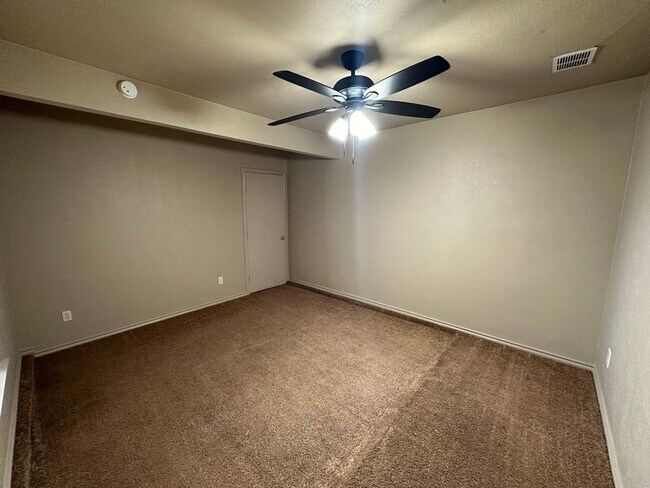 Building Photo - Charming Home With Large Back Yard!