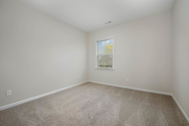 Building Photo - BEAUTIFUL TOWNHOME IN TERRACES AT FARMINGTON