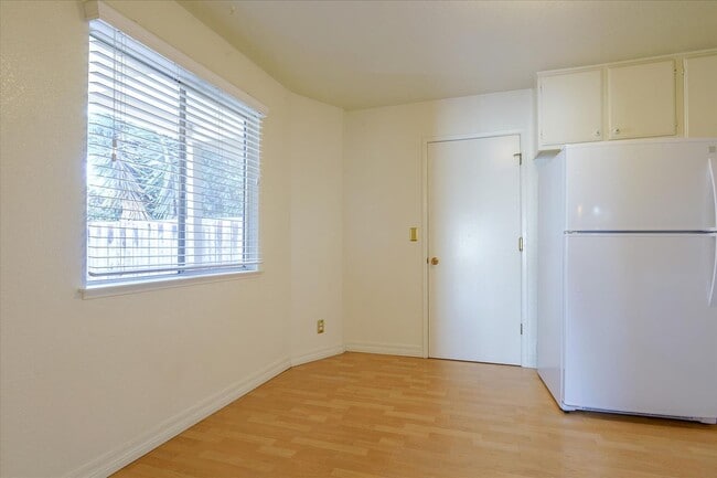 Building Photo - Great Home in Secure Complex