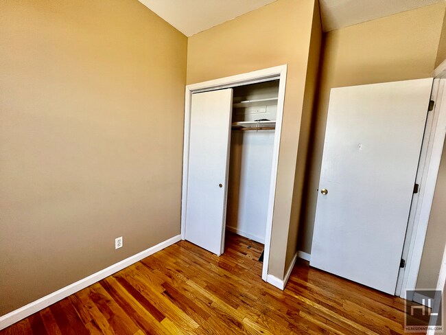 Building Photo - True 2 Bedroom in Astoria I NWRM Subway Ac...