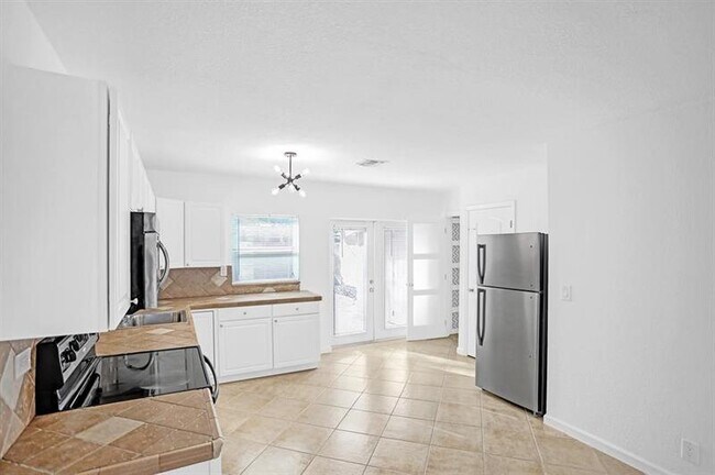 Building Photo - 651 NE 59th Ct