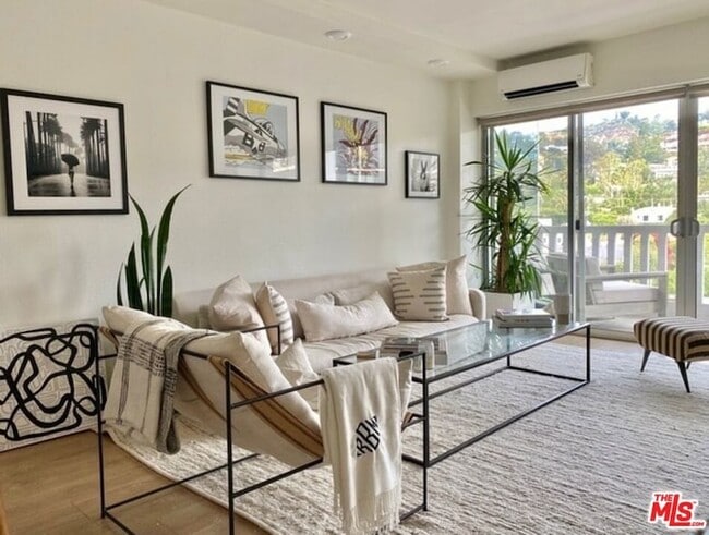 Building Photo - 999 N Doheny Dr