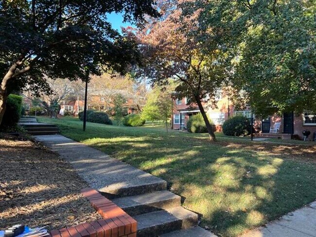 Building Photo - 204 N Laurel Ave