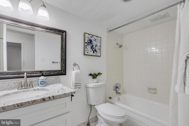 Building Photo - 2030 N Adams St