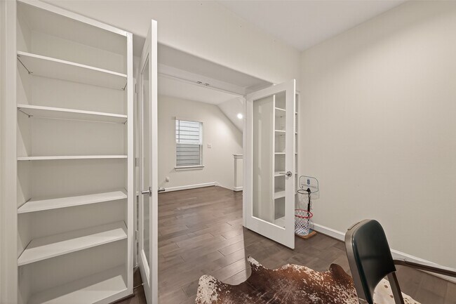 Building Photo - 1027 Gross St