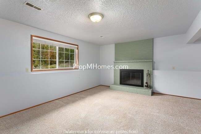 Building Photo - Spacious Four Bedroom Split-Level Home In Milwaukie!