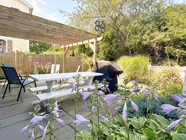 Building Photo - Winter Rental: Available Now-May 31