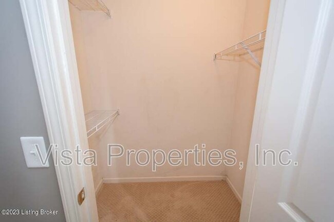 Building Photo - 2704 Bradford Commons Dr