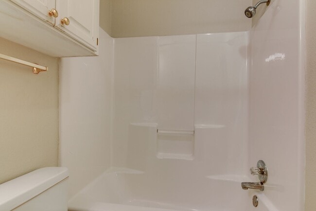 Building Photo - Townhome on Skyline Boulevard For Rent!