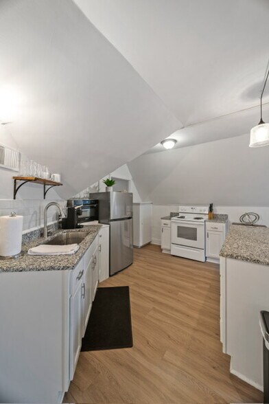 07_Kitchen - 4003 Devine St