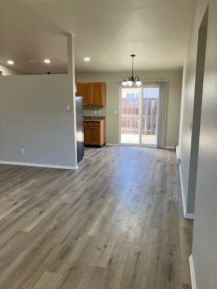 Building Photo - 2999 1/4 Pinyon Ave