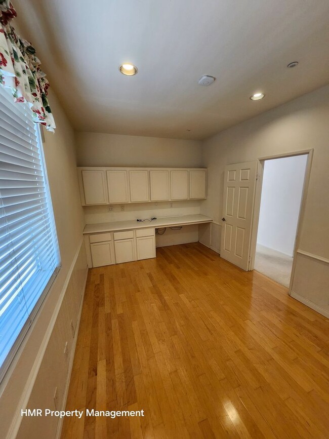 Building Photo - Beautiful two-story in Hunter's Ridge
