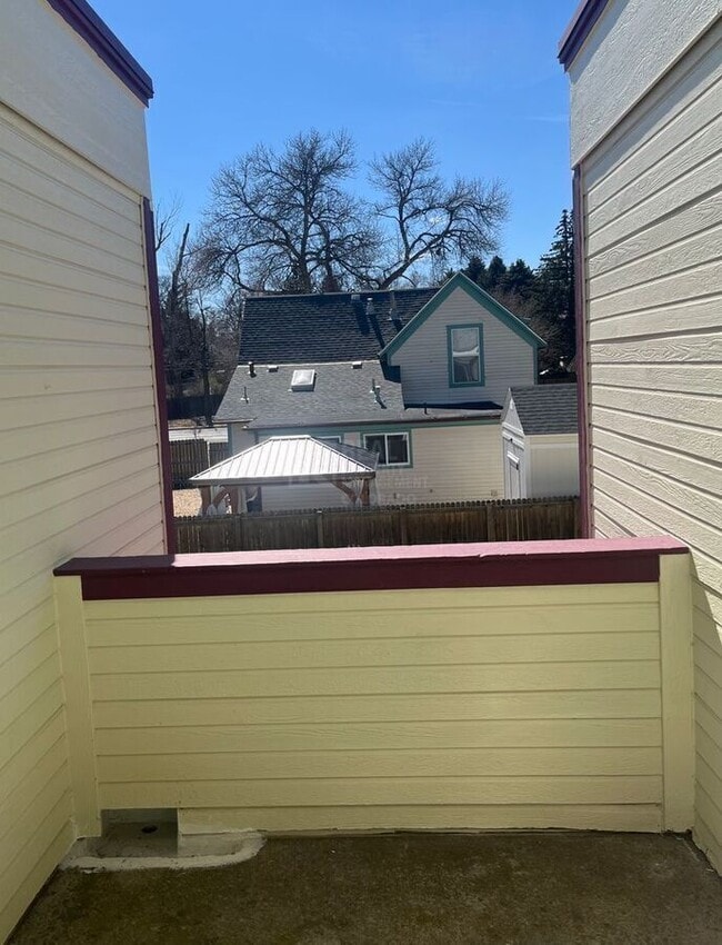 Building Photo - 911 Tulip St