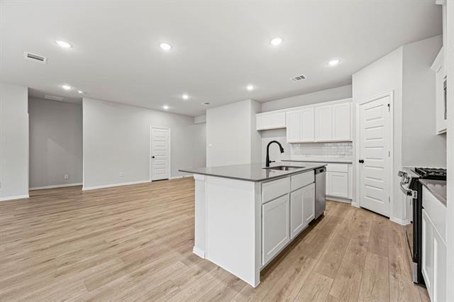 Building Photo - 3204 Royal Frst Dr