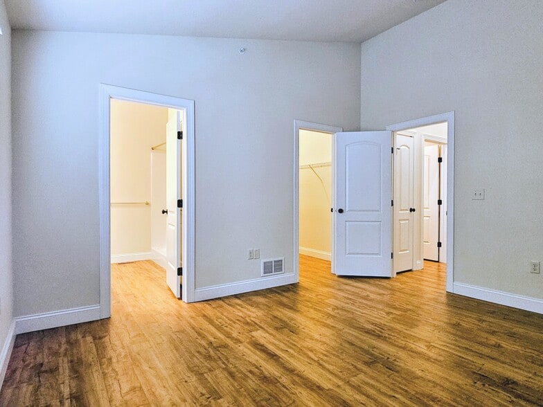 Building Photo - 361 Cedar Holw