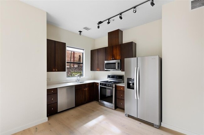 Building Photo - 707 Cardinal Ln