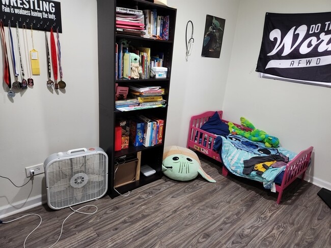 Building Photo - 3728 N Wilton Ave