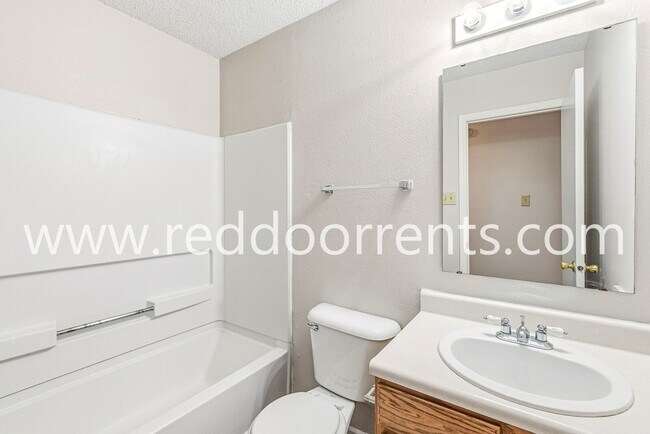 Building Photo - Modern Living in Greenfield