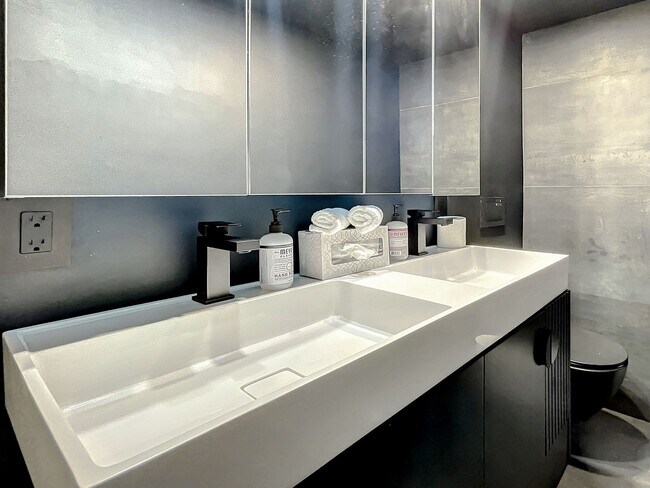 Building Photo - 825 Jimmy Buffett Mem Hwy