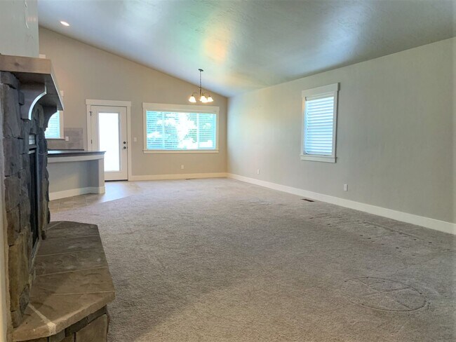 Building Photo - Beautiful 3 bed 2 bath home in the Eaglefi...