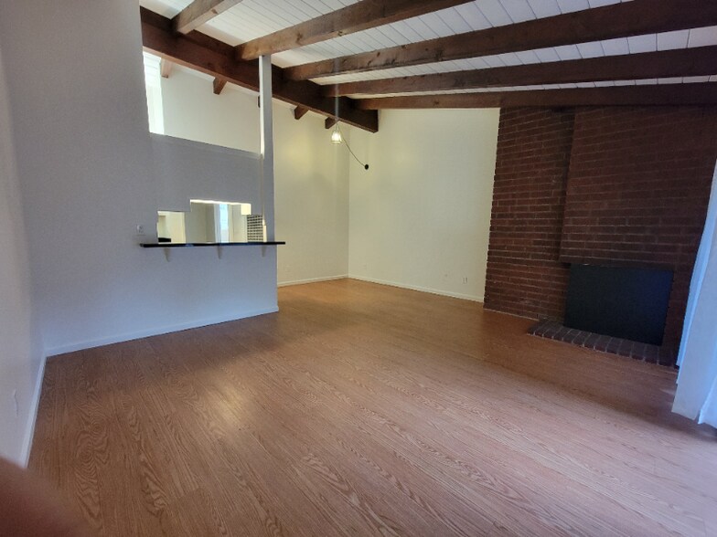 Building Photo - 7340 Ventura Canyon Ave