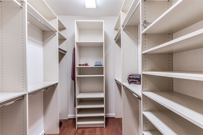 Building Photo - 914 Main St