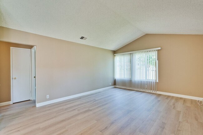 Building Photo - Remodeled 2 Bed 1 Bath Condo!