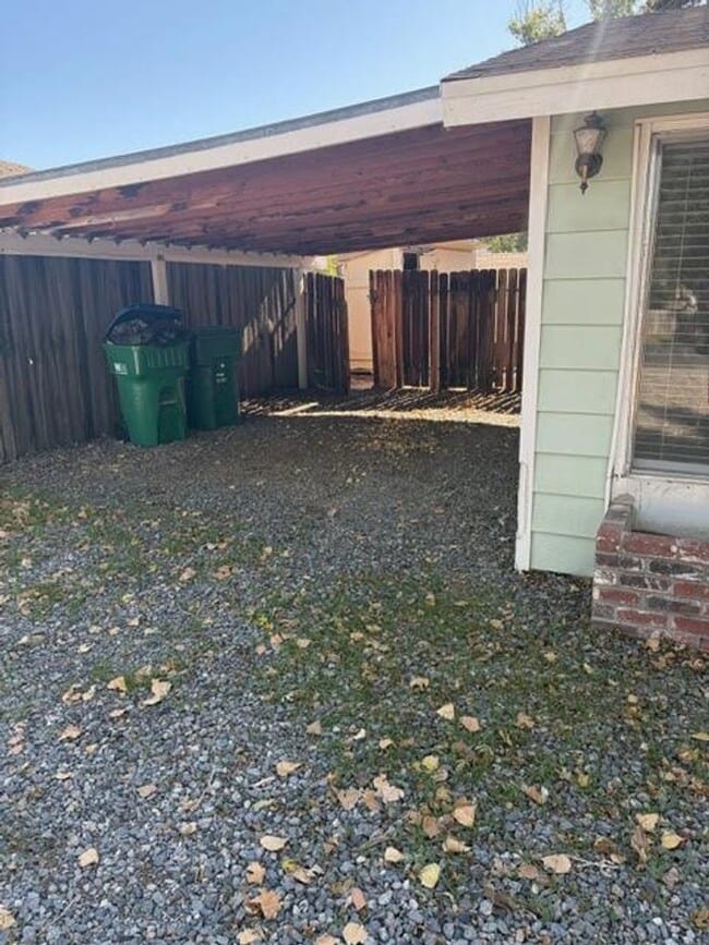 Building Photo - Charming 3 Bedroom Home